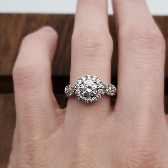 Size 7 925 Sterling Silver Beautiful Halo Setting Cubic Zirconia Ring - Picture 1 of 9